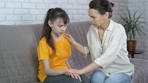 Mutter Beruhige ihre Tochter