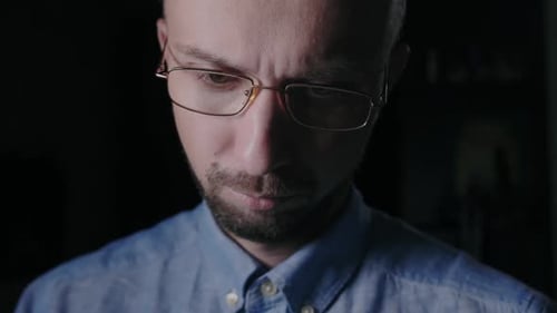 Ein Mann mit Brille Wunder