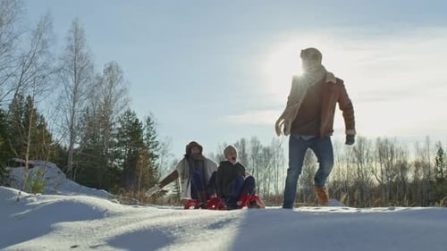 Andar de trenó no dia ensolarado de inverno