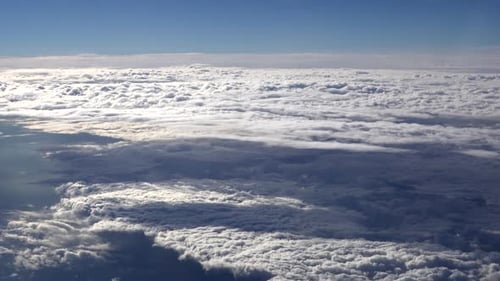Wolkenschichten aus dem Flugzeugfenster