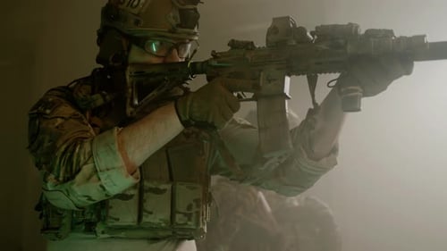 Fokussierte Soldaten in Tarnuniform nehmen Sicht