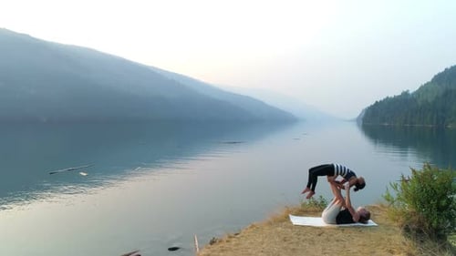 En couple, pratique l'acroyoga 4k