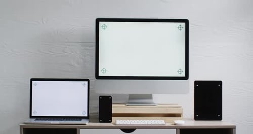 Video von Laptop, Smartphone, Tablet und Computer auf Holztisch mit Kopierraum im Büro