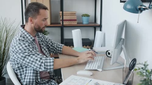Mari et femme travaillant à domicile à l'aide d'ordinateurs discutant d'affaires