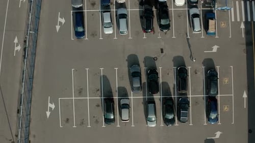 Top Aerial Drohne View Autofahren und geparkter kostenloser Parkplatz. Blick von oben fliegende Drohnenautos