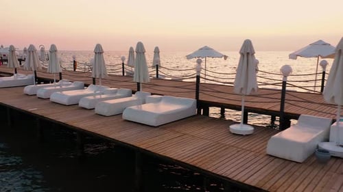 Mar Mediterrâneo ondulado na noite do pôr do sol