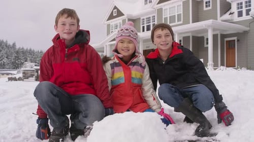 Porträt von drei Kindern mit Schnee im Winter