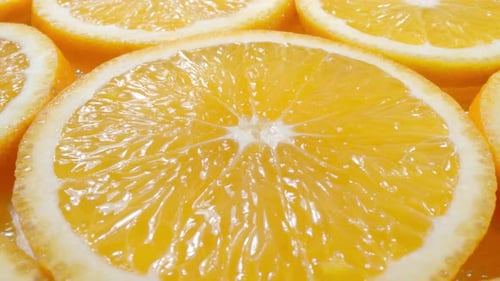 Macro Dolly Shot de tranches de fruits frais à l'orange juteuse