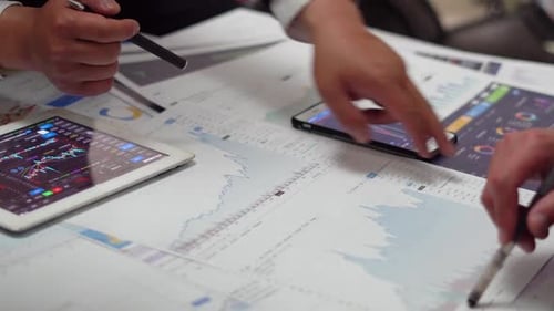 Stock Experts In Securities Companies Are Analyzing The Market Trend