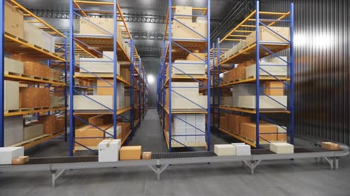 Entrepôt avec boîtes en carton à l'intérieur sur des rayonnages à palettes