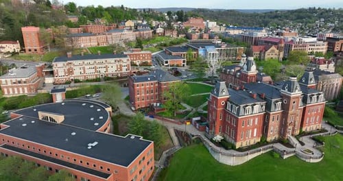 Campus universitário no centro de Morgantown West Virginia, WVU. Woodburn Hall. Vista aérea.