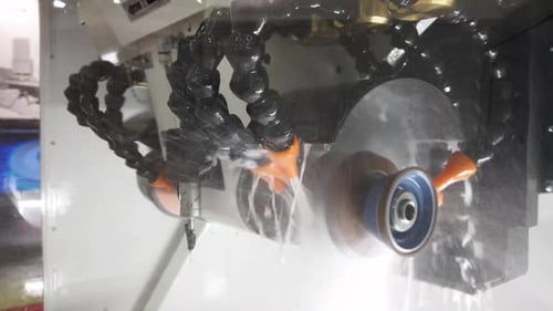 La máquina para afilar la herramienta de corte. Trabaje con una gran cantidad de líquido de corte, una gran cantidad de