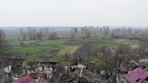 Sowjetisches Wohngebäude, das durch schwere Luftbomben dem Boden gleichgemacht wurde Fab500 wurde vom russischen Bomber abgeworfen