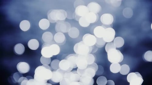 Pontos de luz brilhando na água