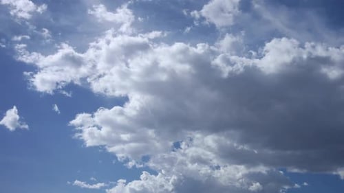 Zeitrafferwolken bewegen sich über den Himmel