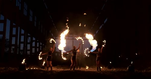Eine Gruppe professioneller Künstler mit Fire Show the Show Jonglieren und Tanzen mit dem Feuer in Slow