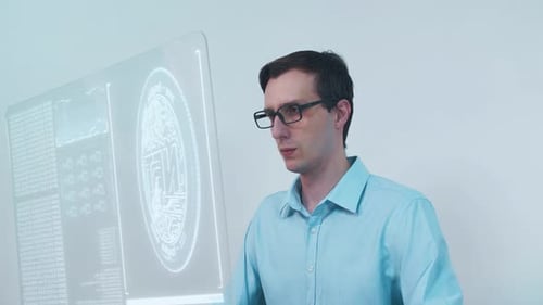 Seitenansicht eines jungen männlichen Traiders mit Blick auf transparenten Monitor mit NFT-Zeichen, der die Entscheidung trifft