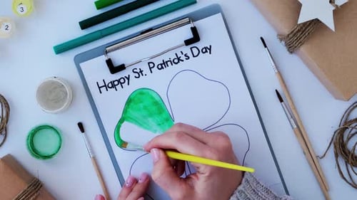 Grußkarte mit weiblichen Händen, St. Patricks Day