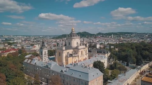 Vue aérienne de la rue Jura et de l'église cathédrale de George dans la ville de Lviv, Ukraine