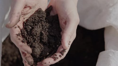 Landwirt schnappt sich fruchtbaren Boden