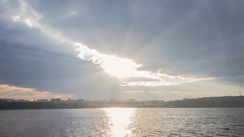Sonnenstrahlen bewegen sich über der Stadt, Seenlandschaft