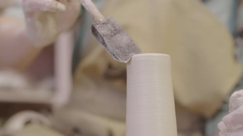 Création d'un pot à l'aide d'une roue à potier