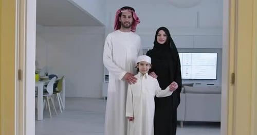 Muslimische Familie mit Kind im modernen Zuhause