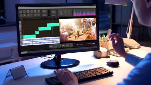 Editor arbeitet nachts an einer Videodatei auf dem Computer 6