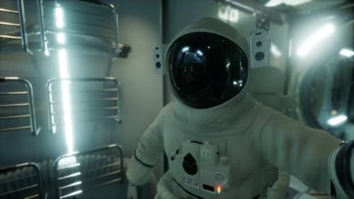 Astronaut in der Orbital-Raumstation