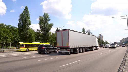 Stark frequentierter Autoverkehr in einer Großstadt an einem sonnigen Tag
