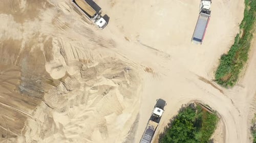 Luftbild, Maschinen, die im Steinbruch arbeiten, schwere Lader, große Lastwagen, Planierraupen, Bagger,