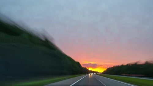Fahrt entlang der Straße mit Sonnenuntergang, Rückansicht, Zeitraffer