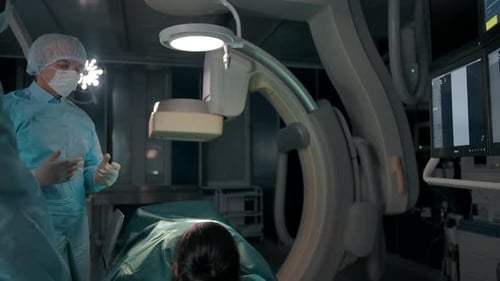 Dois cirurgiões europeus e africanos estão se preparando para a cirurgia