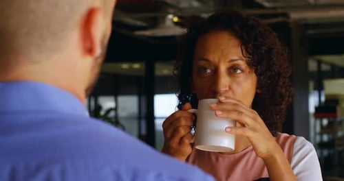 Weibliche Führungskräfte beim Kaffee in der Cafeteria 4k