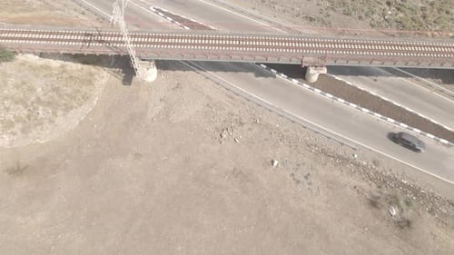 Vista aérea da ponte ferroviária vazia na região de Samtskhe-Javakheti, Geórgia.