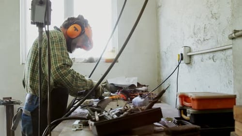 Handwerker arbeitet in der Werkstatt 4k