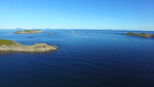 Kleine felsige Inseln im Meer