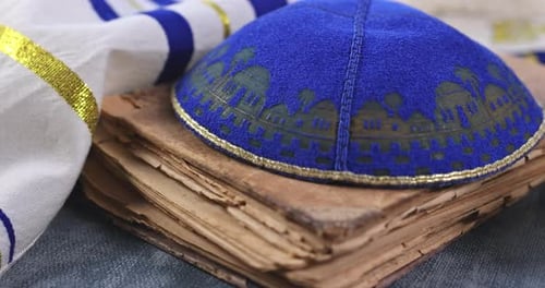 Libro de oración judío con rollo de la Torá y cuerno de shofar, chal de oración Tallit