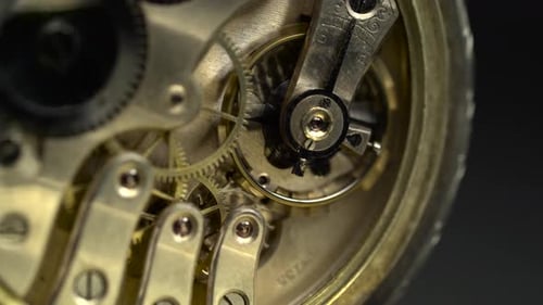 Altes goldenes Uhrwerk funktioniert. Nahaufnahme