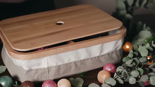 Décorations de Noël dans une boîte