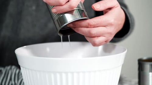 Abrir los frijoles blancos enlatados con un abrelatas.