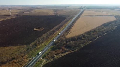 Autobahn vor dem Hintergrund von Windenergieanlagen und Blue Sky