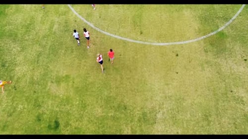 Crianças jogando futebol no parquinho da escola