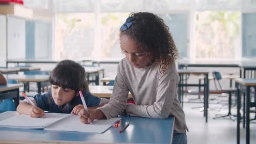 Fokussierte afroamerikanische und lateinamerikanische Grundschüler