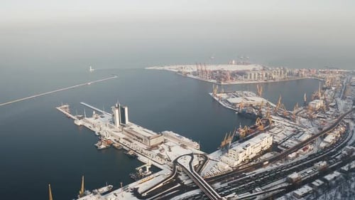 Luftaufnahme des Seehafens im Winter bei sonnigem Tag