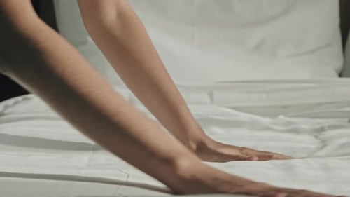 Hacer la cama en el hotel