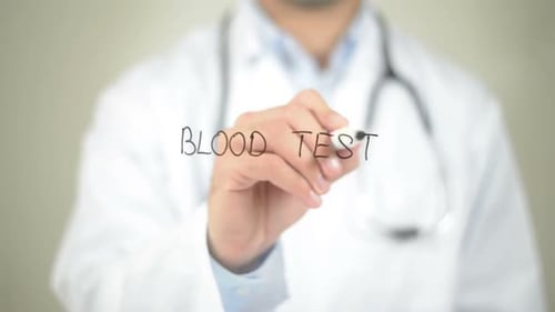 Bluttest, Arzt schreibt auf transparentem Bildschirm