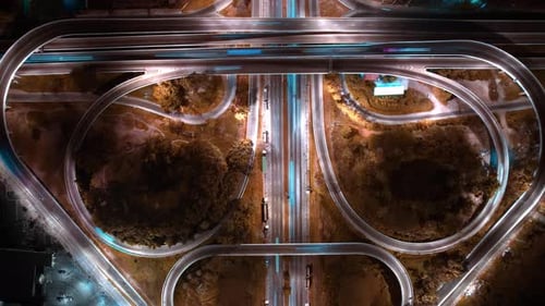 4K : Prise de vue aérienne par Drone hyperlapse d'une route autoroutière en mouvement rapide.