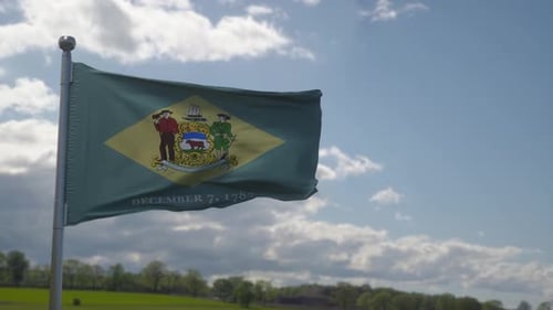 Delaware-Flagge auf einem Fahnenmast, der im Wind am Himmel winkt