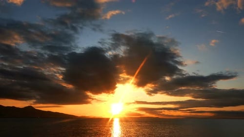 Der Sonnenuntergang und die Wolken im Zeitraffer